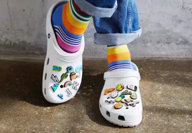 Crocs faz doação de 10 mil calçados diariamente para profissionais de saúde  - Blog Ana Cláudia Thorpe