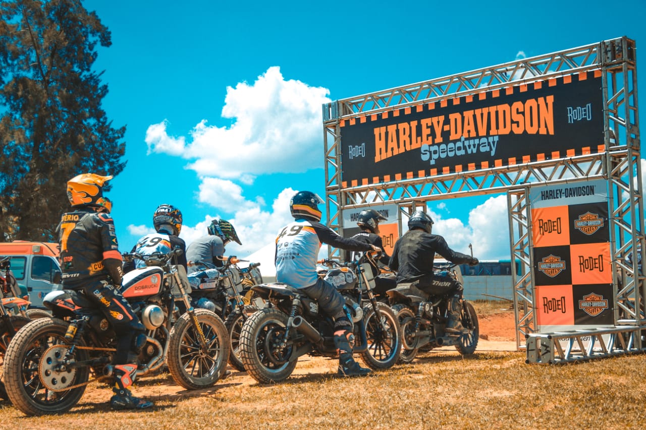 Evento tem corrida de mini moto e de Harley na terra com