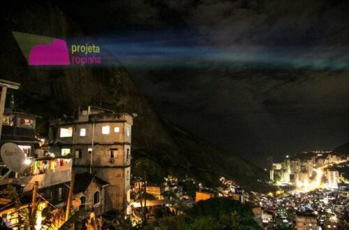 Imagem da favela da Rocinha a noite