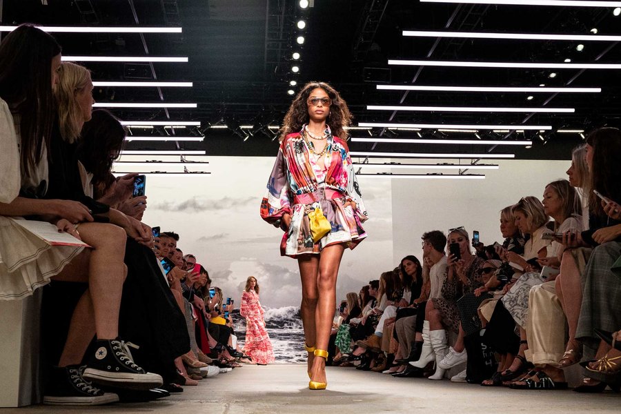Tommy Hilfiger retorna para Semana de Moda de Nova York com foco nos  consumidores mais jovens - Blog Ana Cláudia Thorpe