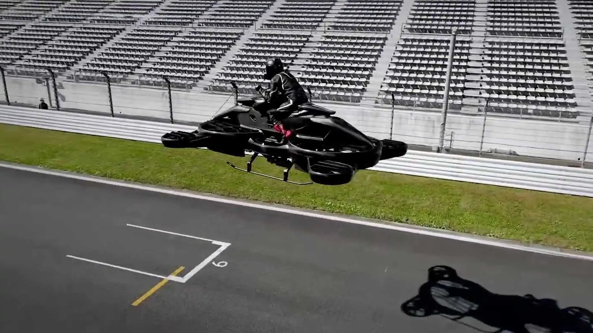 Moto voadora é exibida em circuito de corrida japonês; veja imagens