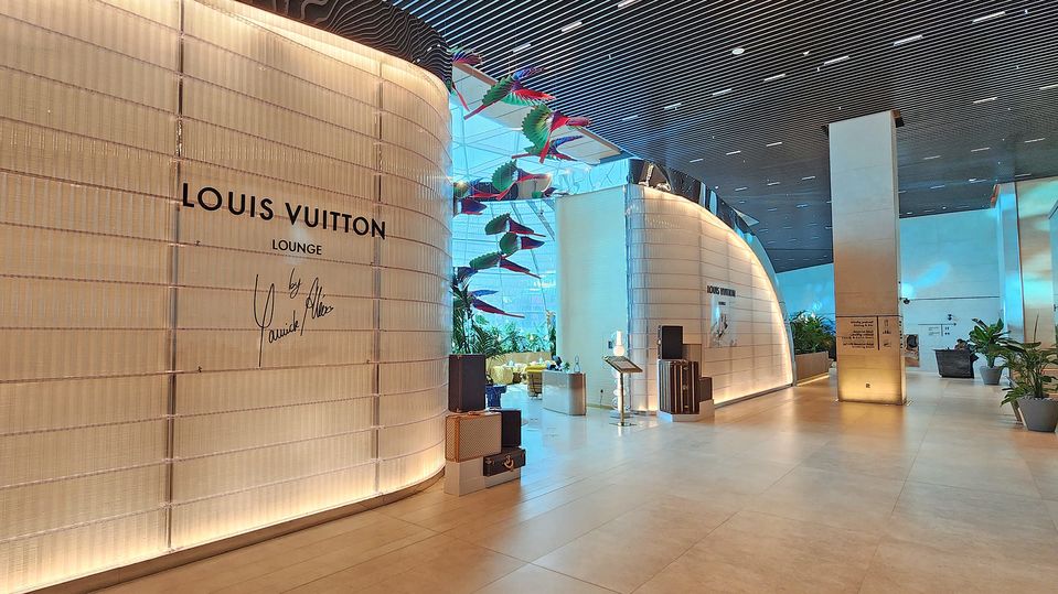 Que tal uma experiência de Luxo Aéreo com o elegante Doha Louis Vuitton  Lounge da Qatar Airways - Blog Ana Cláudia Thorpe