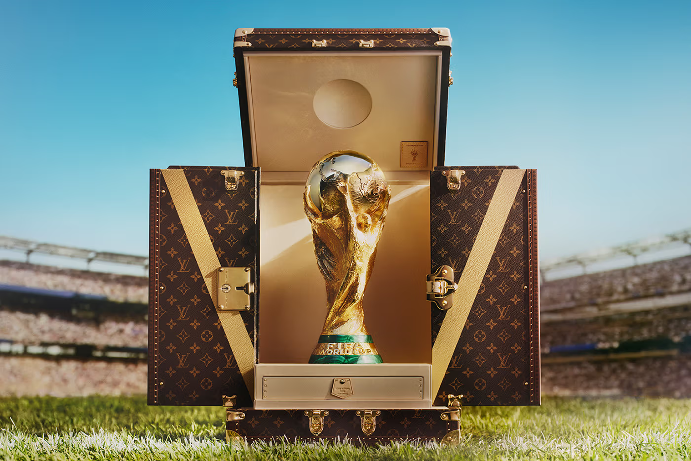 Louis Vuitton apresenta baú que transportará a taça da Copa do Mundo de 2026