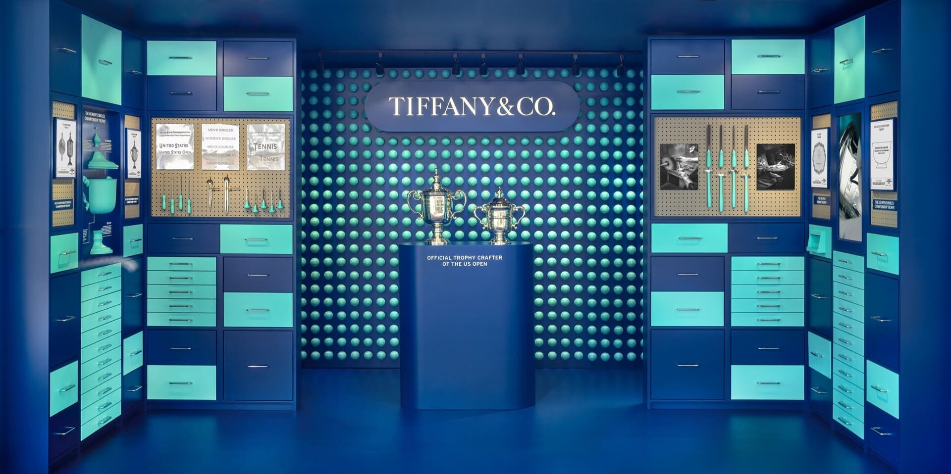 Tiffany & Co. abre grande pop-up dedicada aos troféus do US Open em Nova York