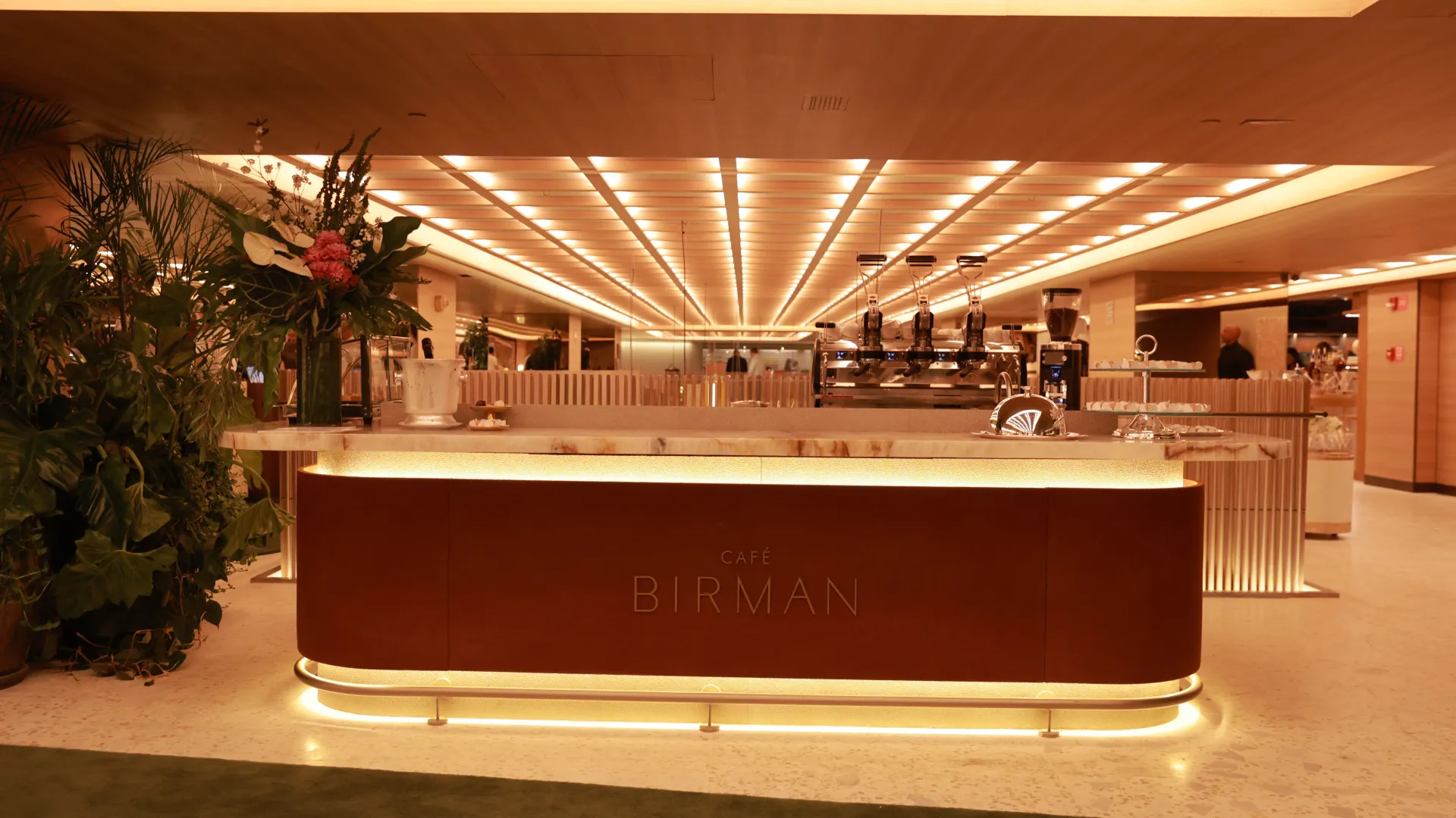 Alexandre Birman une moda e gastronomia inaugurando novo café no CJ Fashion