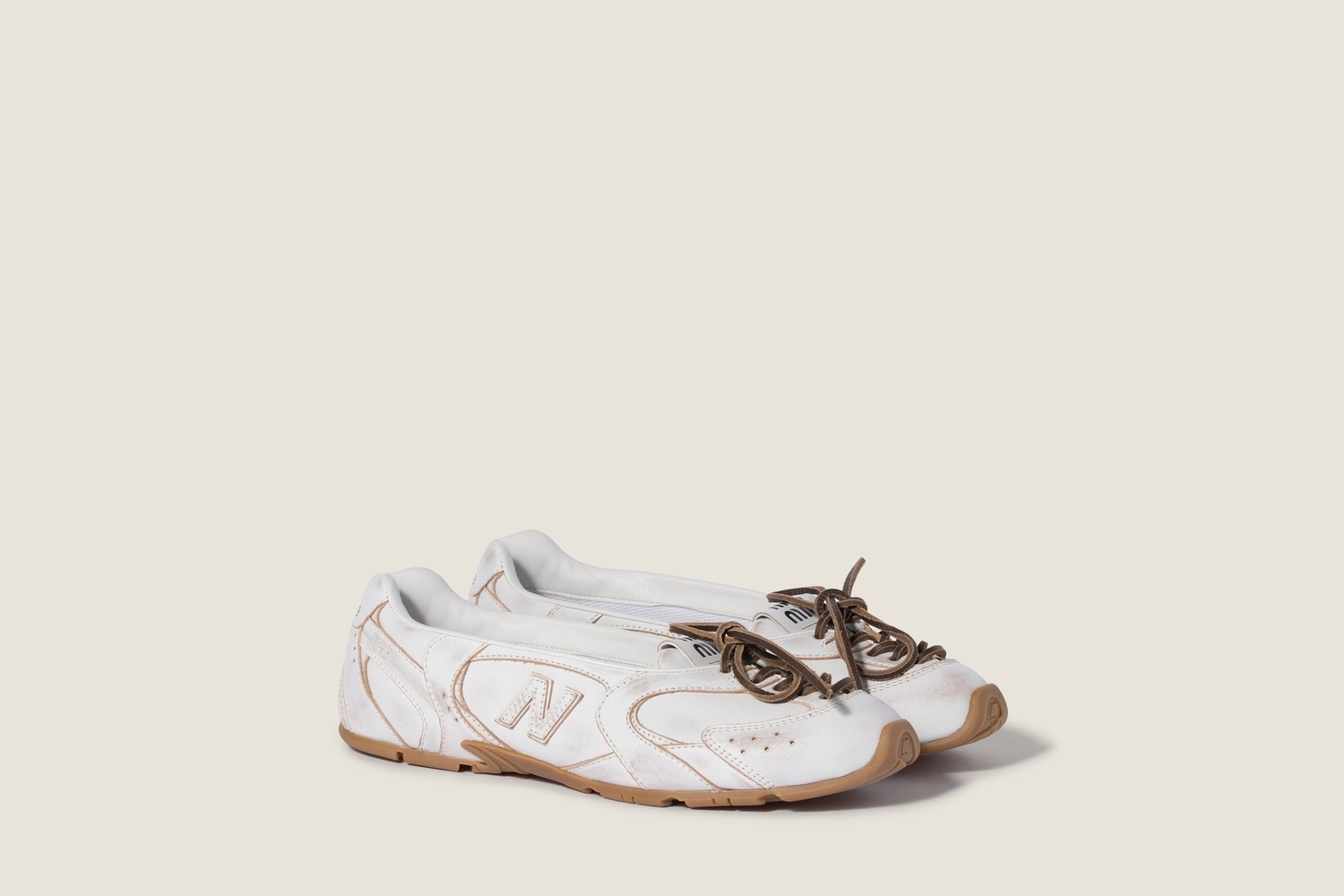 Miu Miu transforma em sapatilha um luxuoso e clássico tênis da New Balance