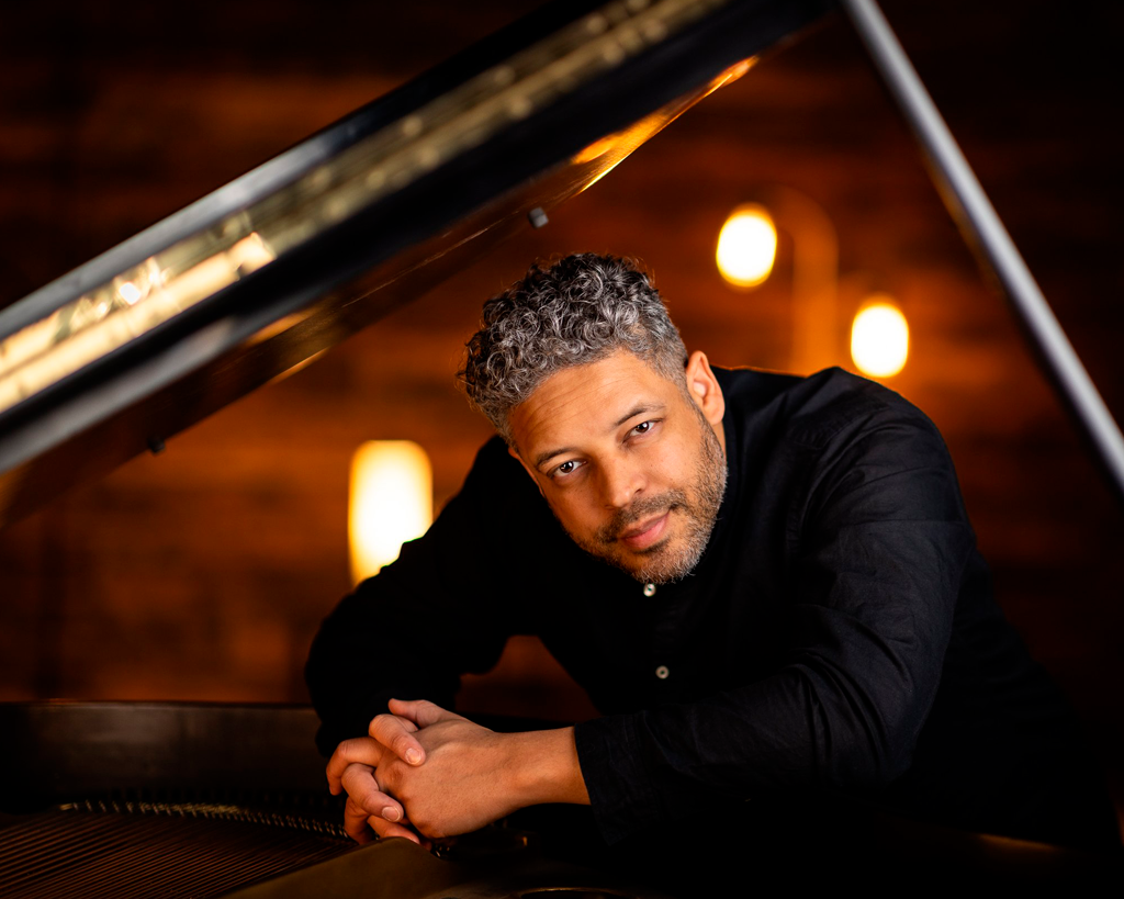 Teatro Iguatemi recebe apresentação única do vencedor do Grammy Zaccai Curtis